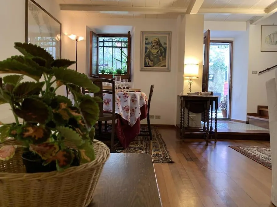 別荘 モンテマルチェッロ La Casa Di Mezzo - The Middle Houseヴィラ イタリア